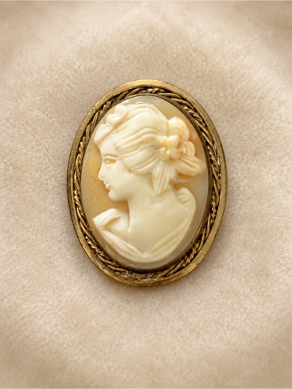 Vintage Miracle Britain Cameo Brooch Pendant Gold Tone Signed